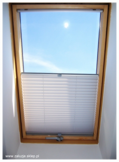 Plisy do okien dachowych na Śląsku - skuteczna regulacja światła i ochrona przed nasłonecznieniem. Funkcjonalność i komfort w jednym rozwiązaniu.